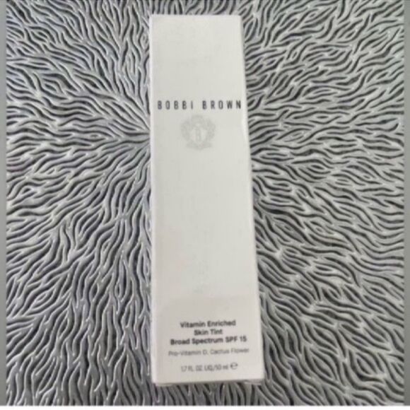 Bobbi Brown Vitamin Enriched Skin Tint SPF 15                Colour: Golden 3 - Picture 4 of 12